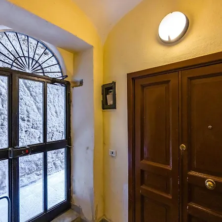 Stairway To The Vista Flat Apartman *