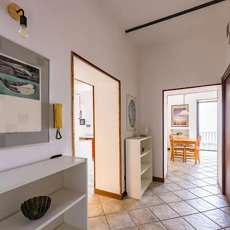 Stairway To The Vista Flat Apartman